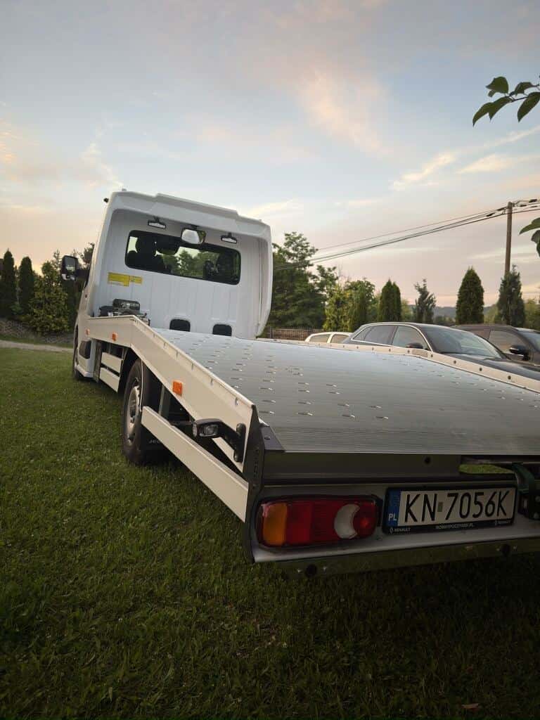 Autolaweta Renault Master IV na wynajem - widok z tyłu