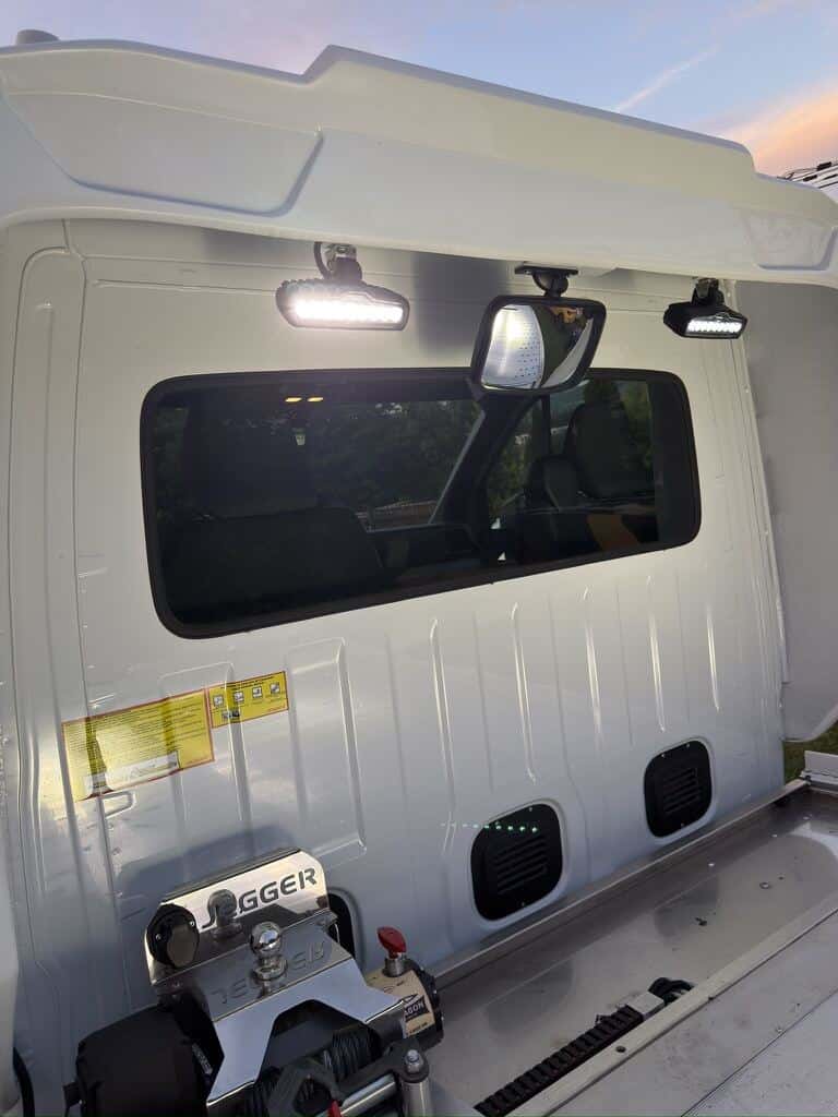 Autolaweta Renault Master IV na wynajem - widok oświetlenia platformy i lustra najazdowego